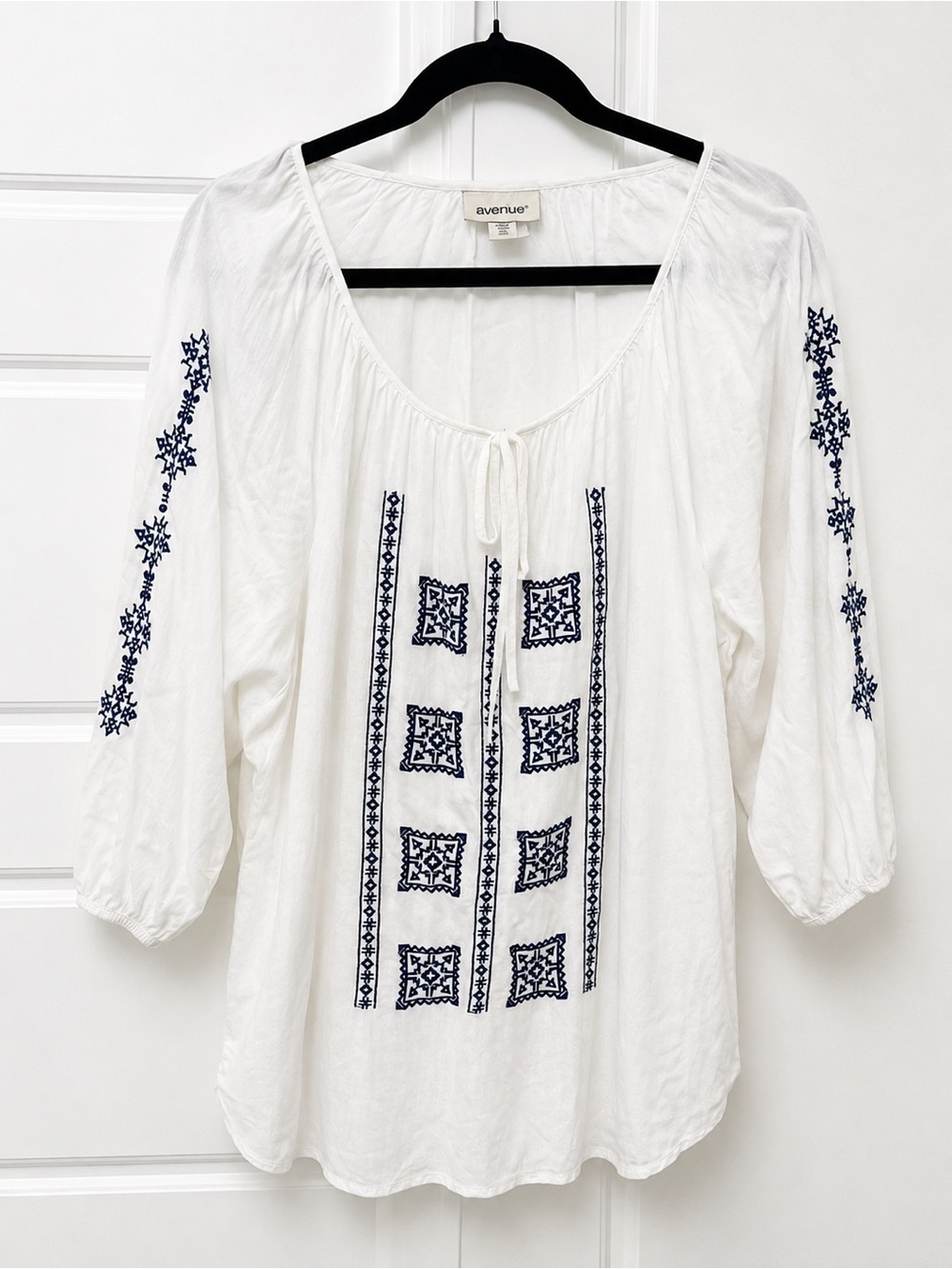 Avenue White Navy Embroidered Tunic Blouse Size 18/20 Plus